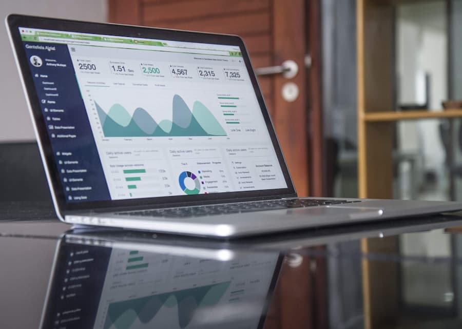 Ordinateur portable posé sur un bureau, affichant les statistiques de fréquentation d'un site internet