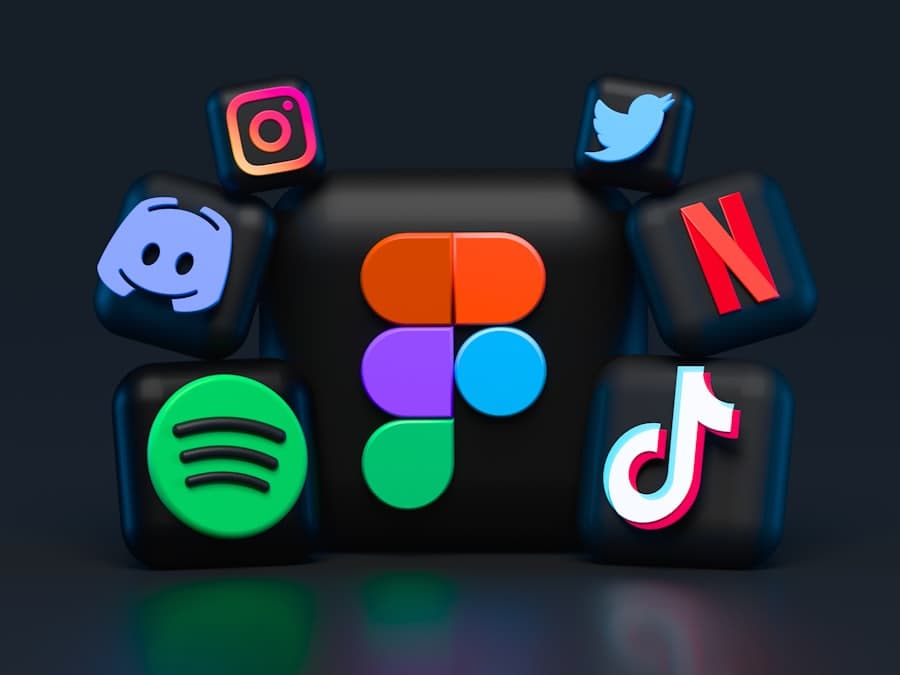 Icônes de plusieurs applications de réseaux sociaux en trois dimensions sur fond sombre